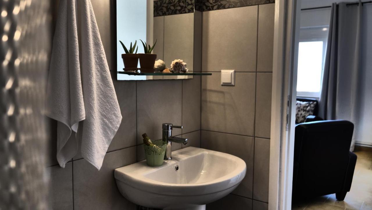 Thea Apartment Agia Marina Exterior foto